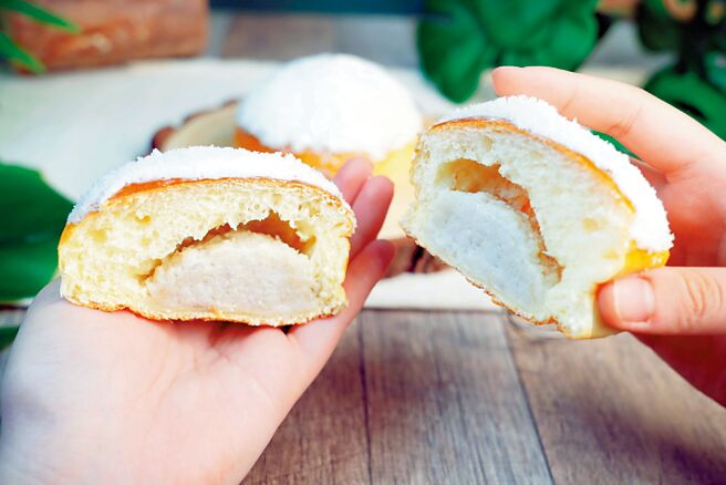 「椰香芋泥包」是取蘭嶼水芋為食材，蒸熟後混入椰漿、椰粉做成內餡，並以魯邦30％麵團包裹，外層沾上椰子粉，入口濃濃的熱帶南洋風味。圖／姚舜、吳寶春(麥方)店