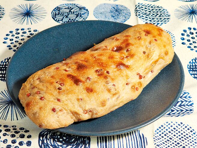 「紅種散穗高粱麵包」是以紅種散穗高粱磨粉混入麵團中完全以純天然菌種發酵15小時，麵團帶有淡紅色。圖／姚舜、吳寶春(麥方)店