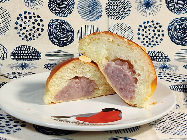 「福爾摩沙芋泥包」入口酥軟，熟悉的檳榔心芋奶味清香四散，滋味討喜。圖／姚舜、吳寶春(麥方)店