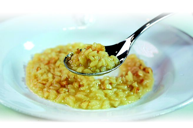 〈單純．香菇〉是先用水將生米煮成熟飯，再加入香菇丁、香菇高湯和米油一起拌炒，成菜後口感似燉飯，香菇氣味非常濃郁。圖／姚舜