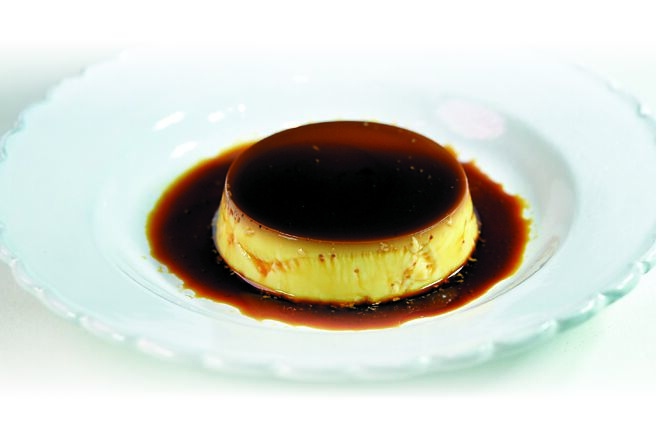 〈Li.nu蛋．牛奶〉是雞蛋牛奶布丁，以整顆雞蛋比例去製作，並提高了牛奶的比例，風味濃郁、口感扎實且滑順。圖／姚舜