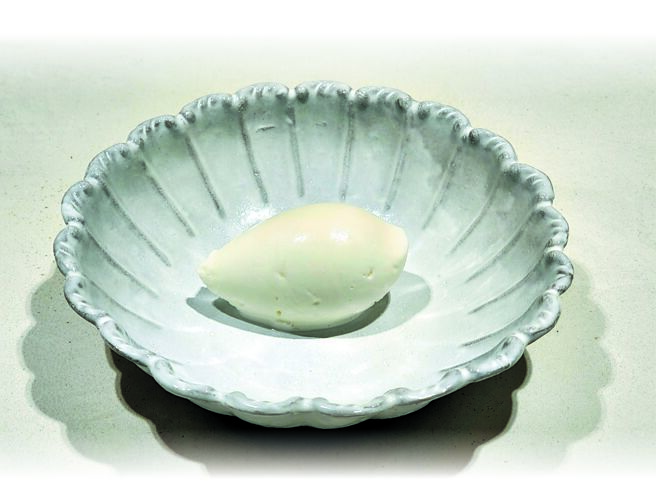 〈Li.nu．牛奶〉是用台灣高大鮮乳製作的牛奶冰淇林，口感輕柔並保有牛奶最純粹的濃郁感。圖／姚舜