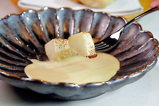 〈土壤．竹筍〉的甜龍筍，是先烤過再油炸，提味醬汁是阿根廷Saputo焦化奶油醬汁。圖／姚舜