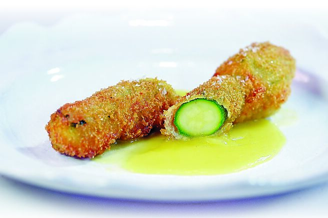 〈炸物．櫛瓜〉等同高檔櫛瓜天婦羅，麵衣薄脆且不會「咬牙」。圖／姚舜