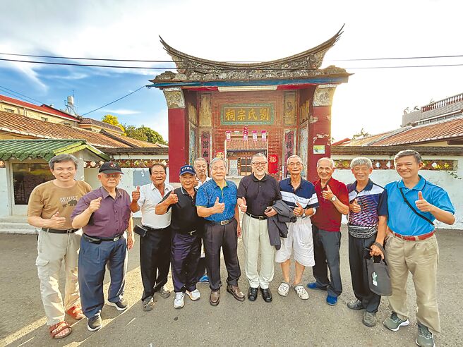 在台灣劉姓家族總會長劉啟群（右五）的安排下，潮州劉厝的祭祀公業法人屏東縣劉清芳管理人代表劉政揚（左四）一行人、與五溝水劉氏宗祠管理委員會總幹事劉晉坤（左一）等人，28日一同至五溝水劉氏宗祠，準備認祖歸宗。（謝佳潾攝）