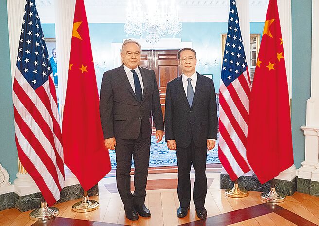 美国副国务卿坎贝尔（左）27日与中国副外长马朝旭（右）通电话。图为2024年5月坎贝尔与马朝旭在美国举行会谈。（新华社）