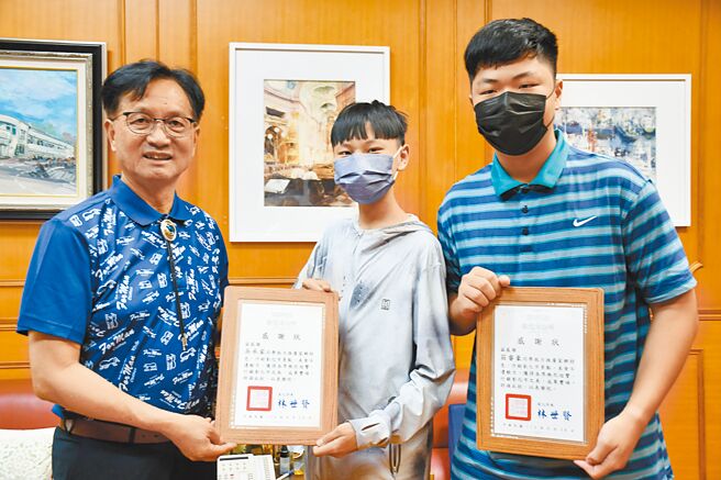 彰化市長林世賢（左）28日頒發感謝狀表揚吳承家（阿家、中）與莊睿豪（小莊、右）行銷彰化市觀光。（彰化市公所提供／孫英哲彰化傳真）