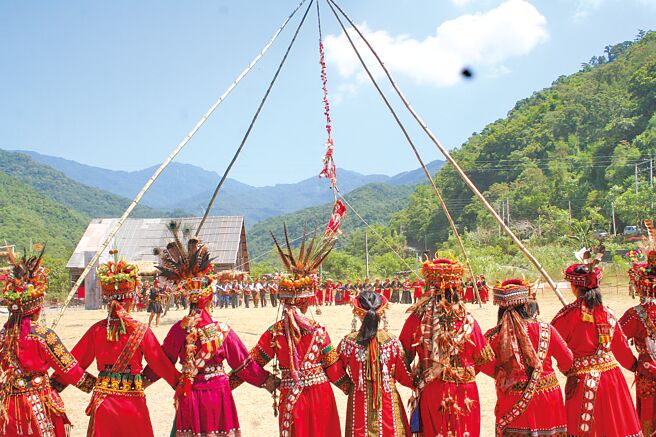 台东各部落丰年祭、收穫祭今年共有152场次。图为鲁凯族收穫祭。（台东县政府提供／蔡旻妤台东传真）