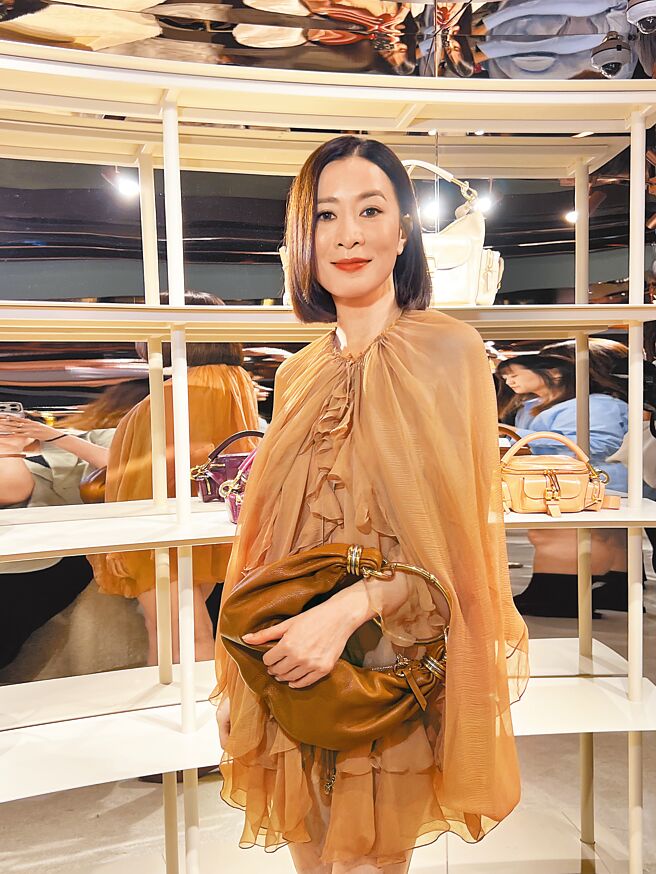 佘詩曼現身香港Chloe期間限定店，成為K11眾人搶拍的焦點。                 （黃唯淯攝）