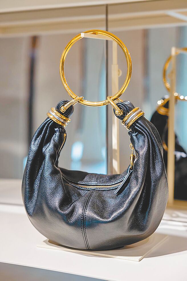 Bracelet Bag結合手環與包款設計，是許多女星近日相中的夢幻包款。（Chloe提供）