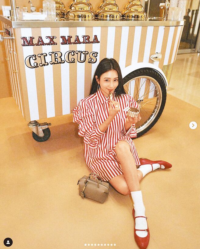 唐葳邀粉到Max Mara板橋新站店吃義式冰淇淋，讚早秋系列俏皮又時髦。（摘自唐葳IG）