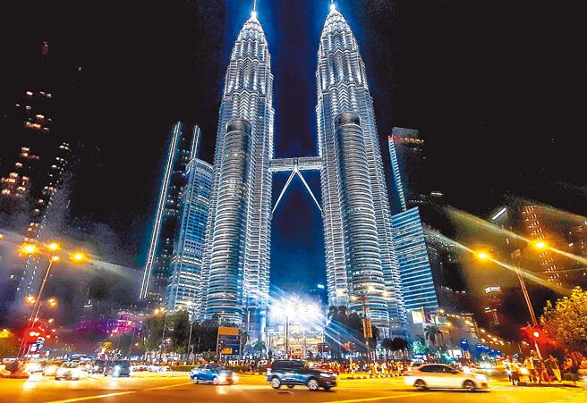 随上随下的观光巴士，沿途经过吉隆坡知名景点，图为双子星大楼。（粘耿豪摄）