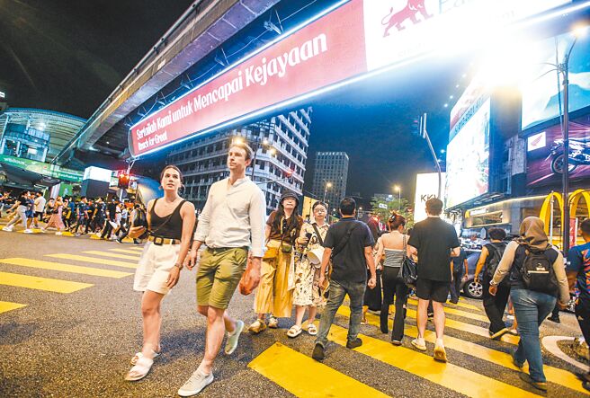 吉隆坡是马来西亚首都及第一大城，也是国际大都市，中心商业区街道上，异国风情随处可见。（粘耿豪摄）