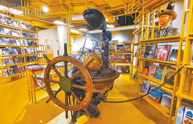 马来西亚本土连锁书店BookXcess进驻吉隆坡的LaLaport，店内陈设採展场风格，书本与陈列艺术品融为一体。（粘耿豪摄）