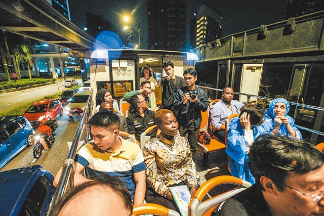 吉隆坡市区名为随上随下的观光巴士，上层座位採半露天式，可欣赏沿途市景。（粘耿豪摄）