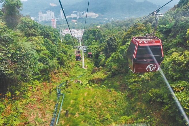 云顶的高空缆车让旅客居高临下，欣赏沿途自然风景。（粘耿豪摄）