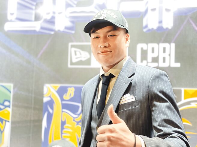 平镇高中好手许庭纶获得中信兄弟青睐，成为中职年度选秀探花。（毛琬婷摄）