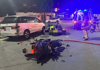 驚悚！新北休旅車「違規左轉」猛撞機車 22歲騎士傷重慘死