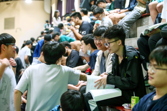 高中职毕业生逾8成升学减少就业 专家：业界难找基层人力