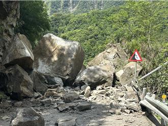 花莲中横公路布洛湾路段坍方 百吨巨石阻交通预计傍晚抢通