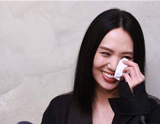 金曲35／孙盛希夺歌后「想到爸爸」哭了！公开喊话杨乃文：想跟妳说话