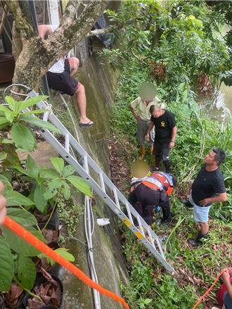 採芒果不慎摔落3米深溝 台南老婦右肩疑脫臼