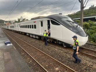 機車騎士闖暖暖站撞上新自強號 七堵=四腳亭一度中斷