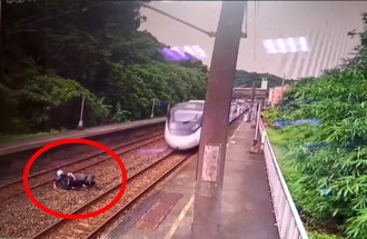 驚悚瞬間！騎士闖月台「人車衝落軌」 5秒後遭新自強號撞上