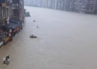 影》贵州㵲阳河现歷史最高洪峰 救援队水中惊险拉出一男子