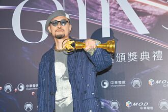 熱狗奪作詞人獎 許鈞缺席照抱獎