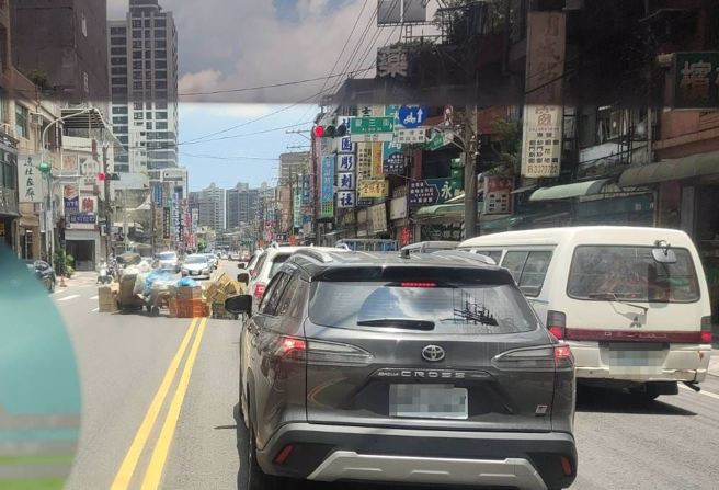 有駕駛行經馬路上時，發現有阿嬤騎著電動代步車，且後面拖著一整排回收物橫行街頭。（圖／翻攝自爆料公社公開版）