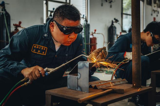  海軍保修指揮部日前舉辦為期2天的「海軍後勤技勤訓練評比」，各單位參賽人員，針對工業配線、鉗工、鈑金、車工、鑄造等專業項目，進行技術切磋與交流，藉此精進修護工藝，提升後勤維保量能。
（記者陳怡璿攝）