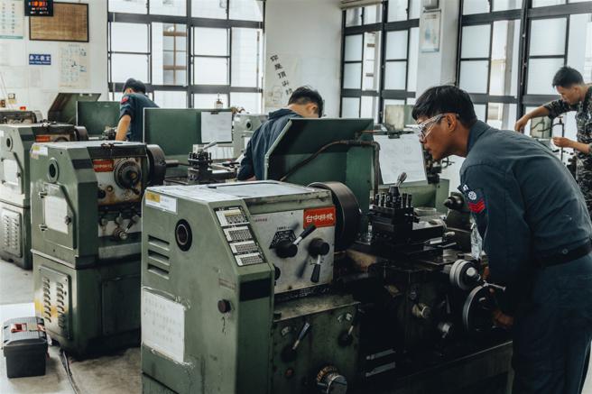  後勤技勤訓練評比區分車工、管工、鈑金等項目，驗證官兵專業職能。（記者陳怡璿攝）