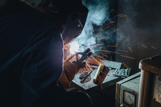  在焊工項目中，官兵屏氣凝神手握焊槍，執行焊接作業。（記者陳怡璿攝）