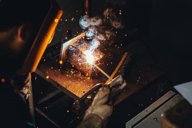  在焊工項目中，官兵屏氣凝神手握焊槍，執行焊接作業。（記者陳怡璿攝）