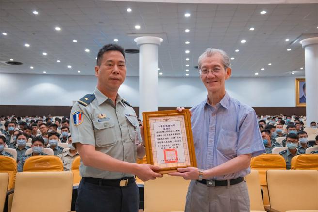  國防部邀請臺灣大學政治學系名譽教授明居正（右），針對「區域情勢變化與挑戰」議題進行專題講演。（記者李德威攝）