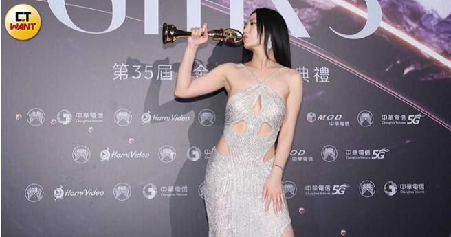 本届「最佳华语女歌手奖」由第三度入围的孙盛希拿下。（图／摄影组）