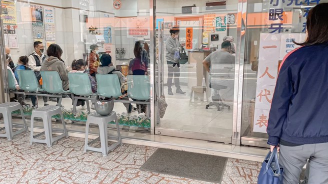 医师张弘表示，好多人发烧，直呼这波疫情来势汹汹。 （图／示意图，记者杨雅婷摄影）