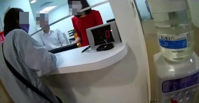 陈妇临柜要提领15万元现金，所幸行员察觉有异加上员警的劝说，这才帮她保住辛苦存下的积蓄。（翻摄画面）