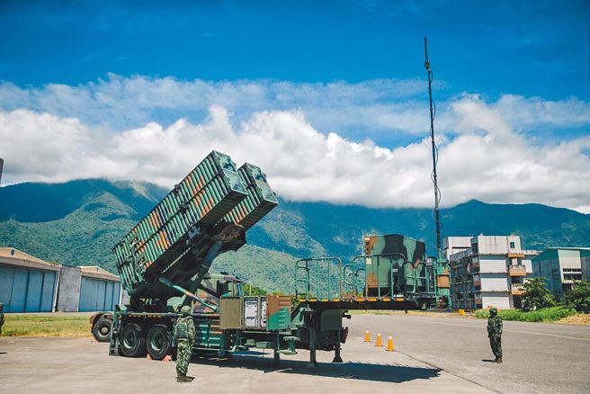 军方高层指出，去中心化指管是今年汉光演习重点，要验证基层部队在战时因通讯中断，部队主官有权下达任务命令的独立接战能力，意即连长在断讯情况下，有权下令发射飞弹。图为国军天弓三型防空飞弹。（中时资料照）