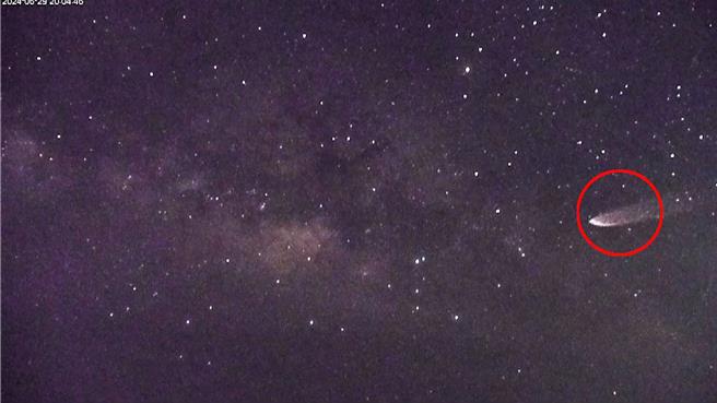 都歷游客中心4K即时影像摄影机昨（29）日晚间8点多拍摄到一道如火球般的不明亮光划过星空，后方拖曳长尾。（东部海岸风景区管理处提供／萧嘉蕙台东传真）