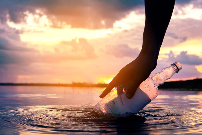 斯里蘭卡4名漁民飲用海上漂流瓶內的不明液體後死亡，另有2人飲用後情況危急。（示意圖：shutterstock／達志）