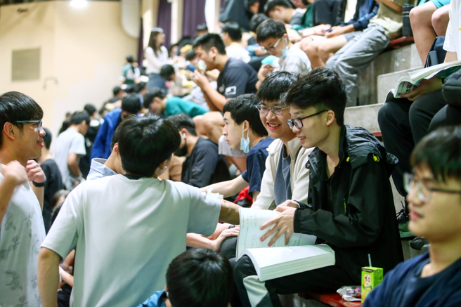 教育部統計，高中職畢業生升學比例增加、就業則減少。圖為高職生備考科技校院。（示意圖／本報資料照）