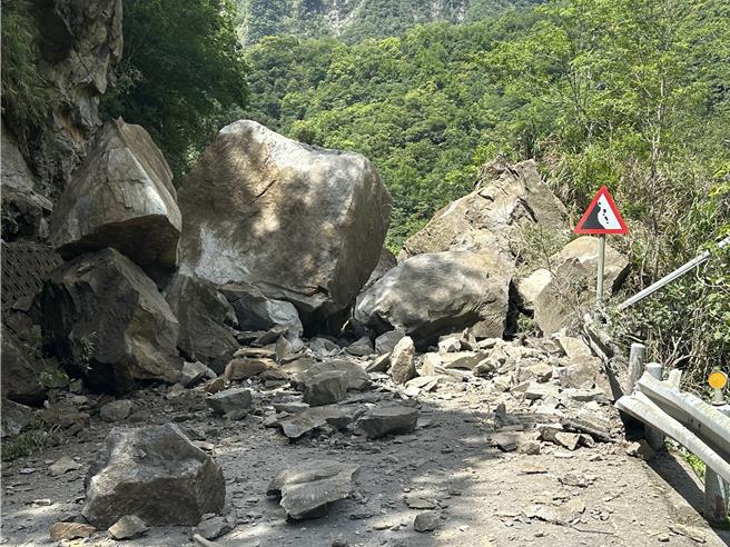 台8线中横公路东段178公里布洛湾路段今天上午9时许，道路上边坡突发生坍方，数块巨石滚落路面阻断交通，工务单位已出动机具抢修，预计傍晚5时抢通。（公路局提供／罗亦晽花莲传真）