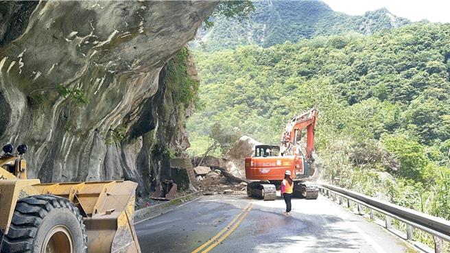 台8线中横公路东段178公里布洛湾路段今天上午9时许，道路上边坡突发生坍方，数块巨石滚落路面阻断交通，工务单位已出动机具抢修，预计傍晚5时抢通。（公路局提供／罗亦晽花莲传真）