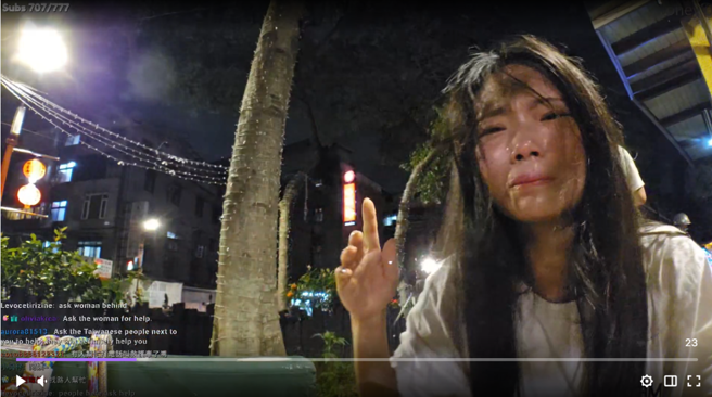 昨晚南韩实况主「MAY五月」在板桥林家花园中暑腿软，坐在人行道上神情痛苦。（图／翻摄五月twitch直播）
