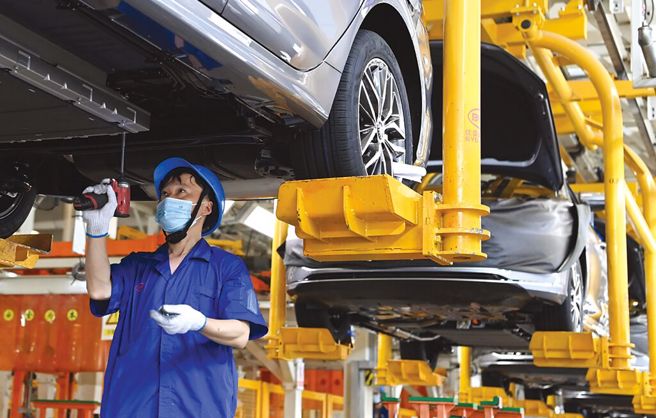 大陸製造業活動續繼續陷入收縮。大陸國家統計局30日公布，6月份，製造業採購經理指數（PMI）報49.5，和上月持平，符合預期。(新華社)