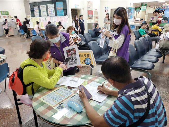 快闪活动提醒新住民及民眾慎防诈骗，拨打「165」反诈骗专线查证。(移民署提供）