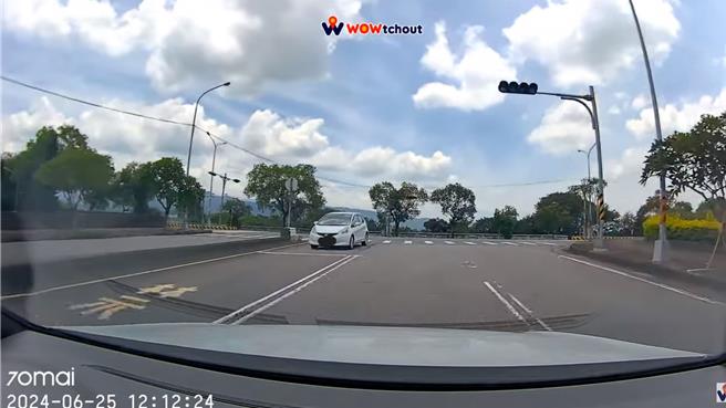 白色轎車逆向行駛。（民眾提供／李京昇苗栗傳真）