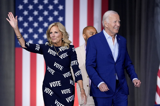 据悉拜登对辩论的表现感到「相当丢脸、失去信心」，他预计30日和家人商讨争取连任的未来，第一夫人吉儿将影响拜登是否选到底。图为拜登夫妇28日出席北卡州造势活动。（图／美联社）